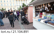 Туристы и жители города гуляют среди торговых павильонов на центральной площади в городе Хельсинки. Финляндия (2016 год). Редакционное видео, видеограф Кекяляйнен Андрей / Фотобанк Лори