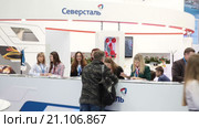 Посетители выставки около информационной стойки компании Северсталь в выставочном зале Металл-Экспо, 2015. Павильон 75, ВДНХ, Москва (2016 год). Редакционное видео, видеограф Кекяляйнен Андрей / Фотобанк Лори