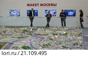 Посетители рассматривают макет города Москвы. Павильон 75, ВДНХ (2016 год). Редакционное видео, видеограф Кекяляйнен Андрей / Фотобанк Лори