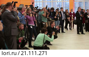 Фотографы на официальной презентации или пресс конференции. ВДНХ, Москва (2016 год). Редакционное видео, видеограф Кекяляйнен Андрей / Фотобанк Лори