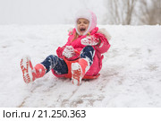 Девочка с криком и визгом скатывается с ледяной горки вниз. Стоковое фото, фотограф Иванов Алексей / Фотобанк Лори