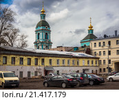 Городской пейзаж с Храмом Троицы Живоначальной в Серебряниках с колокольней, г. Москва, ул. Яузская (2015 год). Редакционное фото, фотограф Михаил Широков / Фотобанк Лори