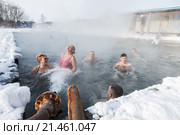 Туристы купаются зимой в бассейне с термальной водой (2013 год). Редакционное фото, фотограф А. А. Пирагис / Фотобанк Лори