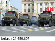 Колонна реактивных установок залпового огня БМ-21-1 "Град" на репетиции парада в честь Дня Победы. Санкт-Петербург (2015 год). Редакционное фото, фотограф Виктор Карасев / Фотобанк Лори