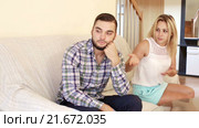 Angry young spouses having bad argue at home. Стоковое видео, видеограф Яков Филимонов / Фотобанк Лори