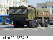Пусковая установка МЗКТ-7930 ракетного комплекса "Искандер" на Дворцовой площади крупным планом. Репетиция парада в честь Дня Победы (2015 год). Редакционное фото, фотограф Виктор Карасев / Фотобанк Лори