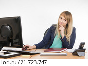 Расстроенная офисная специалистка работая в компьютере посмотрела в кадр. Стоковое фото, фотограф Иванов Алексей / Фотобанк Лори