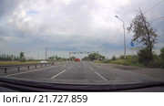 Автомобиль с видеорегистратором движется по трассе М10 в летний пасмурный день. Редакционное видео, видеограф FotograFF / Фотобанк Лори