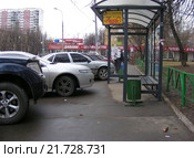 Машины, припаркованные около автобусной остановки "Метро Первомайская". 9-ая Парковая улица. Район Восточное Измайлово. Москва. Россия (2009 год). Редакционное фото, фотограф lana1501 / Фотобанк Лори