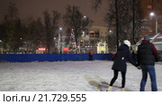 Люди катаются на коньках. Каток в городском парке в Подольске (2015 год). Редакционное видео, видеограф Яна Королёва / Фотобанк Лори