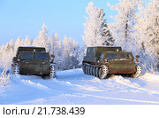 Гусеничный вездеход ГАЗ-71 зимним днем на стоянке в лесу. Ямало-Ненецкий автономный округ (2008 год). Редакционное фото, фотограф Григорий Писоцкий / Фотобанк Лори