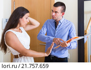 Confused tenant and furious landlord. Стоковое фото, фотограф Яков Филимонов / Фотобанк Лори
