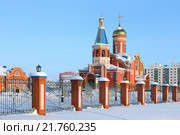 Храм в честь Богоявления Господня зимним морозным утром. Город Новый Уренгой, Ямало-Ненецкий автономный округ (2013 год). Стоковое фото, фотограф Григорий Писоцкий / Фотобанк Лори