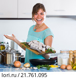 housewife frying saltwater fish. Стоковое фото, фотограф Яков Филимонов / Фотобанк Лори
