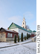 Город Елец. Елецкий Знаменский женский монастырь на Каменной горе (ранее Троицкий), трехъярусная колокольня и строения на территории монатыря (2016 год). Стоковое фото, фотограф Илюхина Наталья / Фотобанк Лори