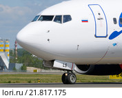 Boeing 737 (бортовой VQ-BLS) авиакомпании «Якутия» на рулении во Внукове (2011 год). Редакционное фото, фотограф Alexei Tavix / Фотобанк Лори