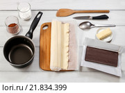 How to make palmier biscuits - french cookies made of puff pastry and chocolate. Стоковое фото, агентство BE&W Photo / Фотобанк Лори