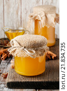 Jar of honey on wooden table. Healthy food. Стоковое фото, агентство BE&W Photo / Фотобанк Лори