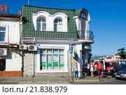 Угловой дом по улице Владимира Хромых. Алушта. Крым (2015 год). Редакционное фото, фотограф Александр Щепин / Фотобанк Лори