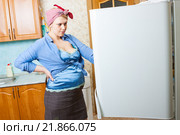 Беременная женщина достает продукты из холодильника. Стоковое фото, фотограф Сергей Дубров / Фотобанк Лори