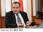 Председатель Московской областной думы Игорь Юрьевич Брынцалов в рабочем кабинете разговаривает с журналистом (2016 год). Редакционное фото, фотограф Дмитрий Неумоин / Фотобанк Лори