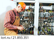 electrician at wiring work. Стоковое фото, фотограф Дмитрий Калиновский / Фотобанк Лори