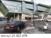 Автомобили заезжают на парковку у торгового центра на Олимпийском проспекте в Москве зимой (2016 год). Редакционное фото, фотограф Дмитрий Неумоин / Фотобанк Лори