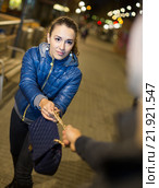 Robber trying to steal bag at night. Стоковое фото, фотограф Яков Филимонов / Фотобанк Лори
