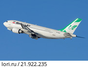 Самолет Airbus A310 (бортовой EP-MMJ) авиакомпании Mahan Air вылетает из Внукова (2016 год). Редакционное фото, фотограф Alexei Tavix / Фотобанк Лори