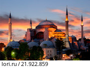 St. Sophia (Hagia Sophia) museum at sunset in Istanbul, Turkey (2015 год). Стоковое фото, фотограф Наталья Волкова / Фотобанк Лори