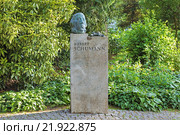 Памятник композитору Роберту Шуману в Дюссельдорфе, Германия (2015 год). Редакционное фото, фотограф Михаил Марковский / Фотобанк Лори