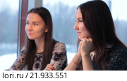 Сестры-близняшки общаются в кафе. Стоковое видео, видеограф Алексндр Сидоренко / Фотобанк Лори