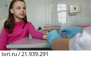 Медсестра берет кровь из пальца ребенка в медицинской лаборатории. Стоковое видео, видеограф Юлия Машкова / Фотобанк Лори