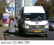 Автолайн № 6 на остановке. Улица Свердлова. Балашиха. Московская область, 2015 год. Редакционное фото, фотограф lana1501 / Фотобанк Лори