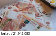 Много купюр номиналом пять тысяч рублей и руки. Стоковое видео, видеограф Яна Королёва / Фотобанк Лори