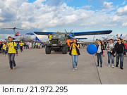 Международный авиационно-космический салон МАКС-2015. Буксировка легкого самолета АН-2 ТВС-2МС. Редакционное фото, фотограф Игорь Долгов / Фотобанк Лори