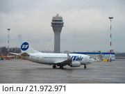 Самолет Боинг 737-500 (VQ-BJQ) авиакомпании Ютэйр перед вылетом в аэропорту Пулково (2015 год). Редакционное фото, фотограф Виктор Карасев / Фотобанк Лори
