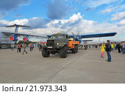 Международный авиационно-космический салон МАКС-2015. Буксировка легкого самолета АН-2 ТВС-2МС. Редакционное фото, фотограф Игорь Долгов / Фотобанк Лори