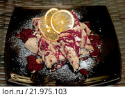 Декорированные цукатами и джемом кусочки торта на темной стеклянной тарелке Фокус по центру. Стоковое фото, фотограф Svet / Фотобанк Лори
