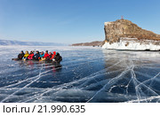 Байкал. Туристы путешествуют по льду Малого Моря. Группа иностранных фотографов на фоне мыса Кобылья Голова (2016 год). Редакционное фото, фотограф Виктория Катьянова / Фотобанк Лори