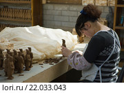 Китаянка изготавливает сувенирного терракотового война. Сиань. (2011 год). Редакционное фото, фотограф Владимир Чинин / Фотобанк Лори