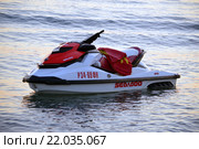 Гидроцикл Sea-Doo GTS 4-TEC 130 на воде со спасательным жилетом на сидении (2015 год). Редакционное фото, фотограф Александр Замараев / Фотобанк Лори