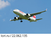 Самолет Airbus A320 (HB-JLT) компании Swiss International Air Lines заходит на посадку в аэропорту Пулково (2015 год). Редакционное фото, фотограф Виктор Карасев / Фотобанк Лори
