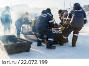 Спасатели готовятся к выезду на снегоходе. Редакционное фото, фотограф Антон Афанасьев / Фотобанк Лори