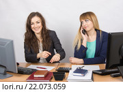 Ситуация в офисе - сотрудница смеется над коллегой которая разговаривает по телефону. Стоковое фото, фотограф Иванов Алексей / Фотобанк Лори