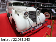 Советский представительский автомобиль ЗИС-101А белого цвета на выставочной экспозиции XXV Олдтаймер-Галереи И. Сорокина в Сокольниках, Москва (2016 год). Редакционное фото, фотограф Алексей Гусев / Фотобанк Лори