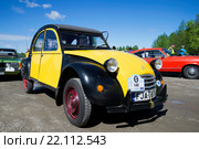 Гадкий утенок Citroën 2CV на параде ретроавтомобилей. Керимяки, Финляндия (2015 год). Редакционное фото, фотограф Виктор Карасев / Фотобанк Лори