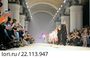 Презентация новых моделей одежды весна-лето 2016 на Ukrainian Fashion Week 2015 (14-20 октября). Дизайнер Андре Тан (Andre Tan) Редакционное видео, видеограф FMRU / Фотобанк Лори