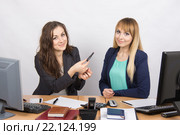 Офисная девушка предлагает сидящей рядом коллеге губную помаду. Стоковое фото, фотограф Иванов Алексей / Фотобанк Лори
