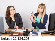 Офисная сотрудница наблюдает как коллега собирается накрасить губы за рабочим столом. Стоковое фото, фотограф Иванов Алексей / Фотобанк Лори